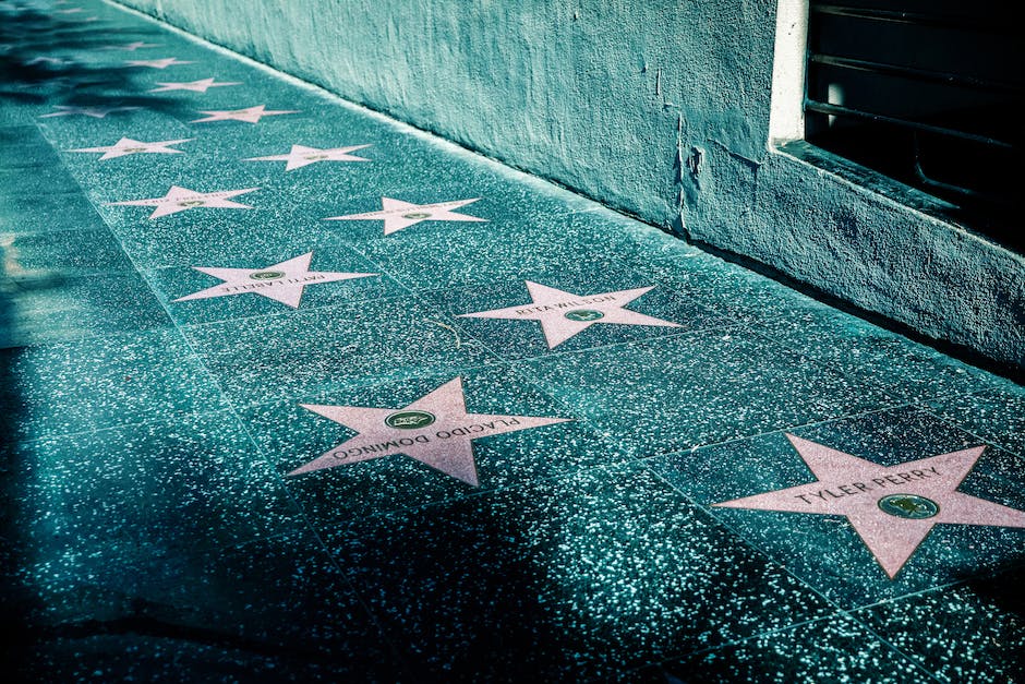  Hollywood-Prominenz mit Stern auf dem Walk of Fame